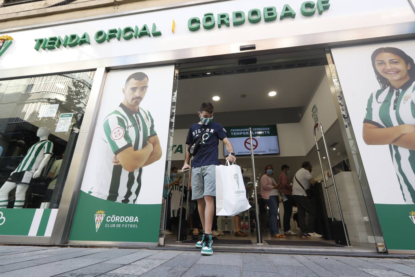 En imágenes, la tienda del Córdoba CF vende ya las nuevas camisetas