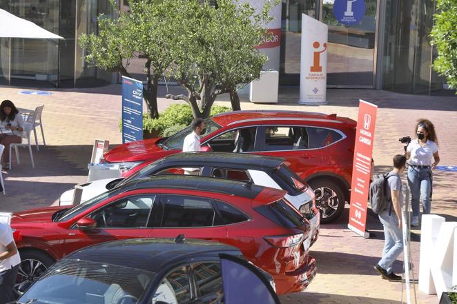 Vehículos sosteniibles expuestos en Torre Sevilla