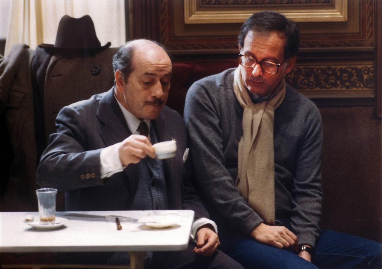 El cineasta, con José Luis López Vázquez en el rodaje de 'La colmena' (1982). 