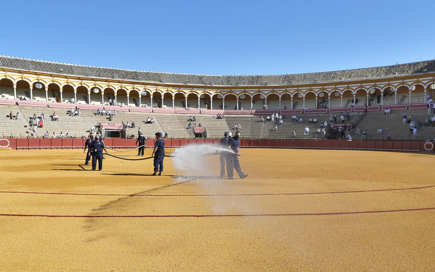 Ambiente de la primera corrida de la Feria de San Miguel de Sevilla