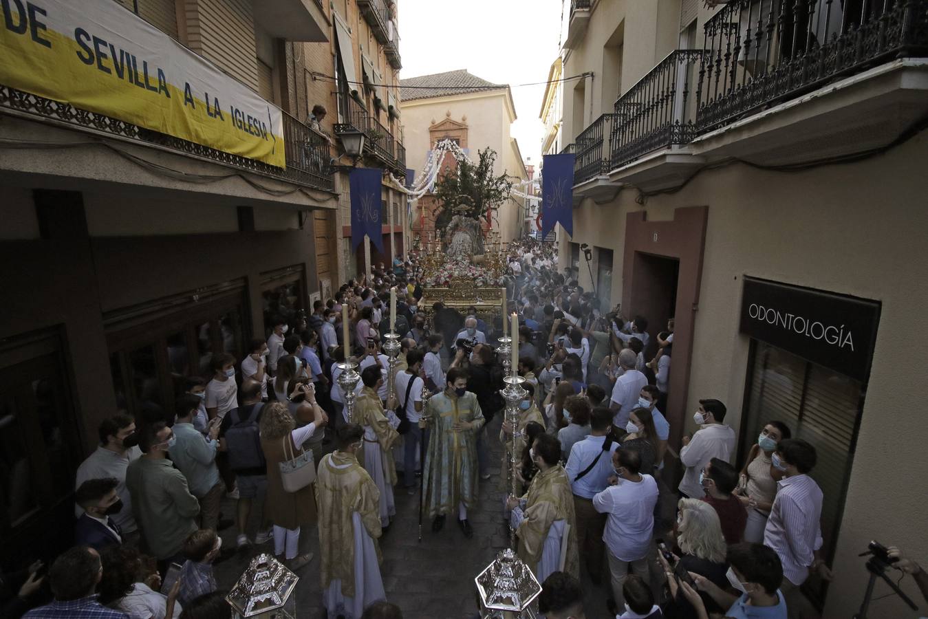 En imágenes: la Pastora de Santa Marina, por las calles de Sevilla