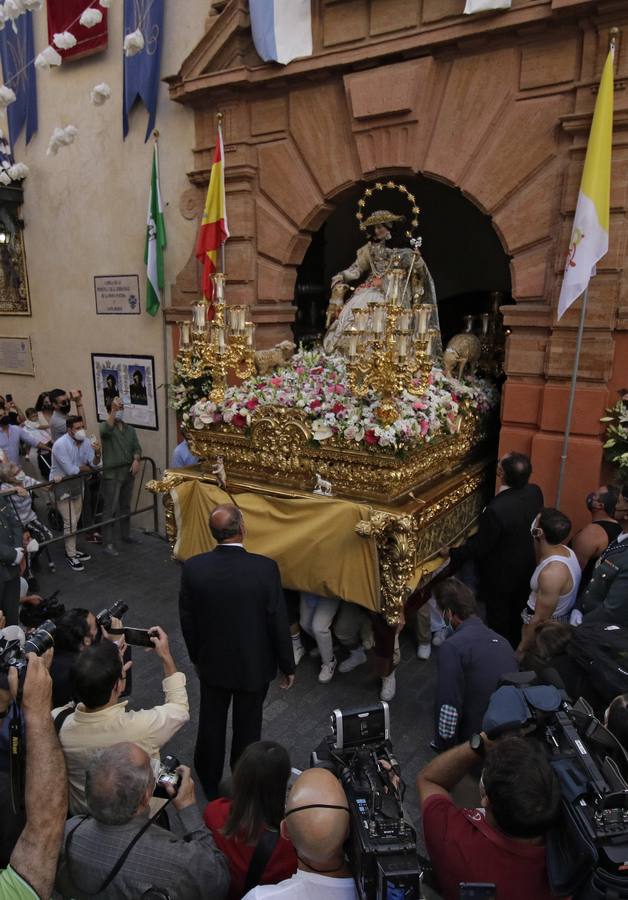 En imágenes: la Pastora de Santa Marina, por las calles de Sevilla