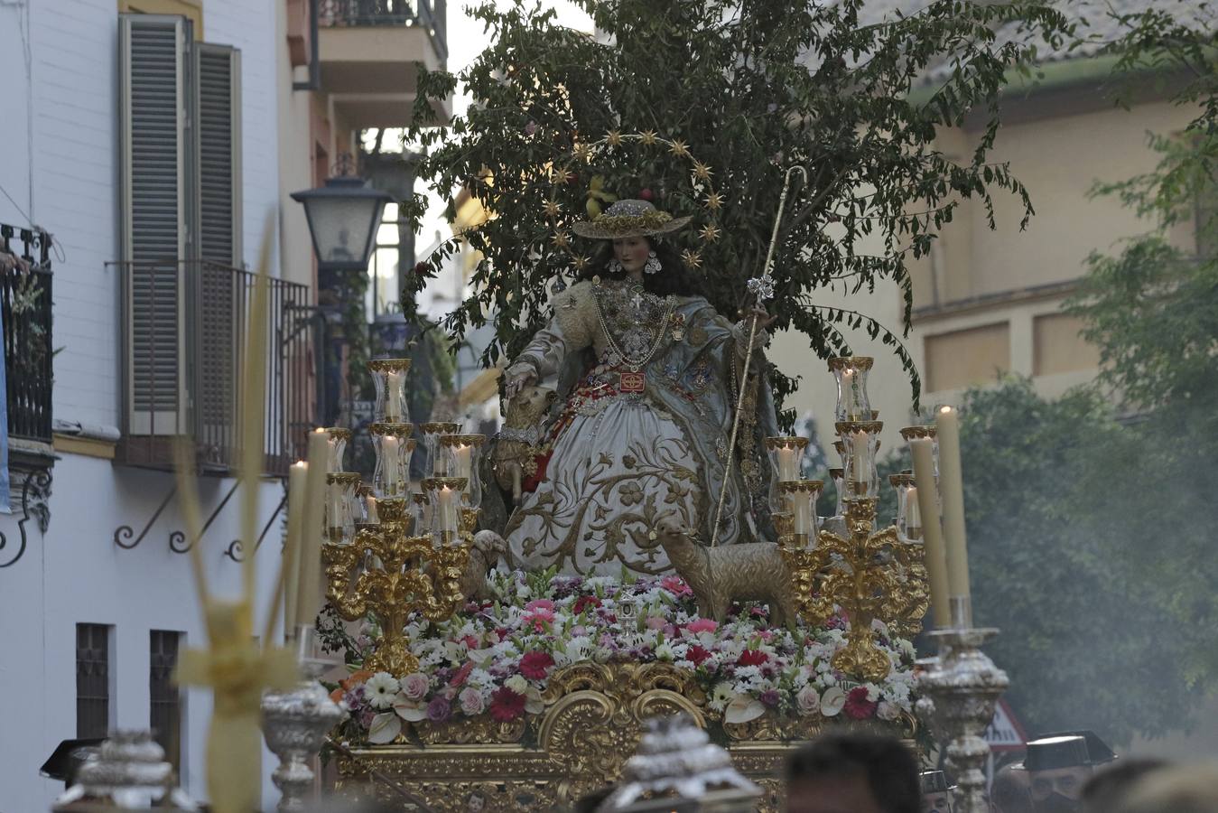 En imágenes: la Pastora de Santa Marina, por las calles de Sevilla