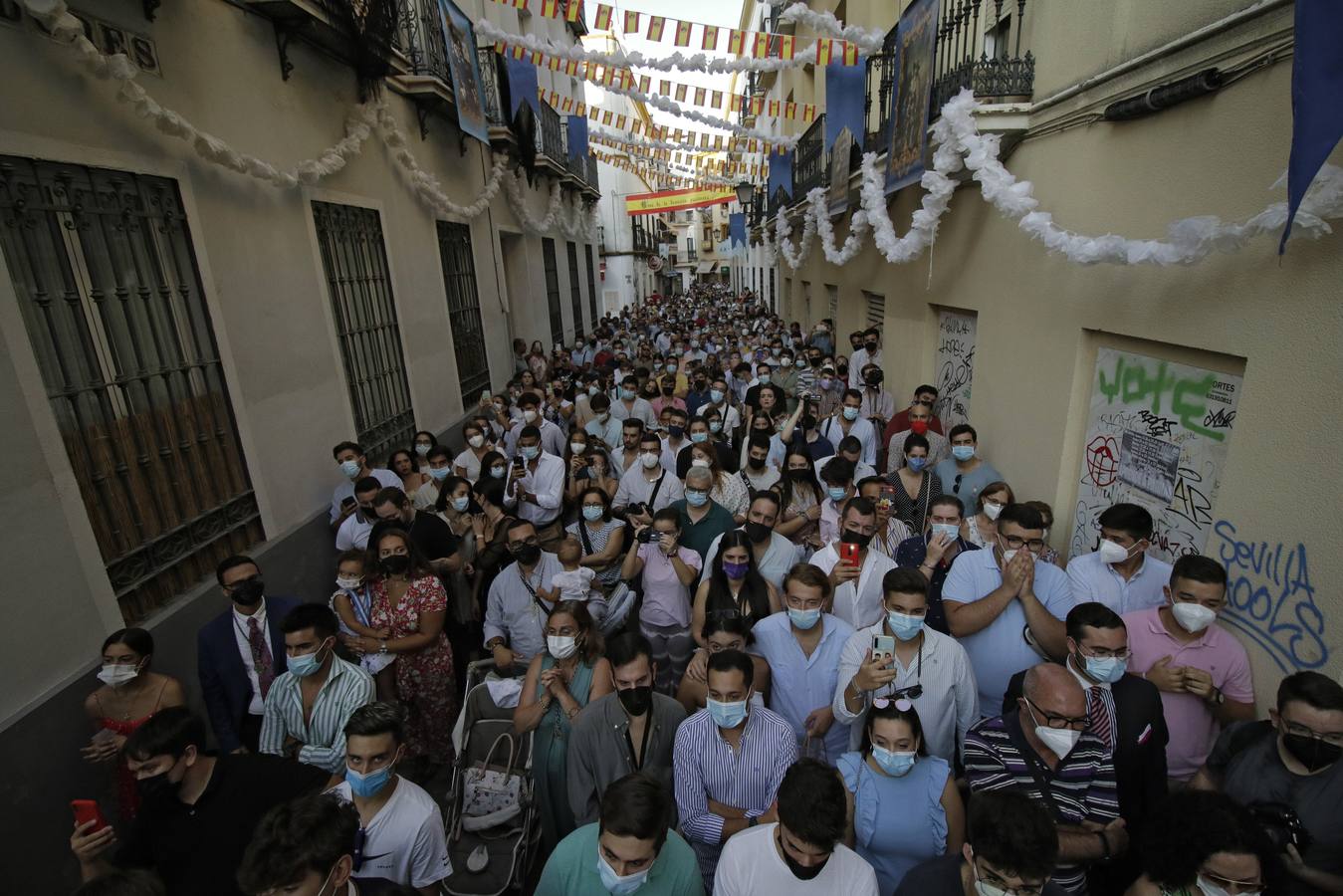 En imágenes: la Pastora de Santa Marina, por las calles de Sevilla