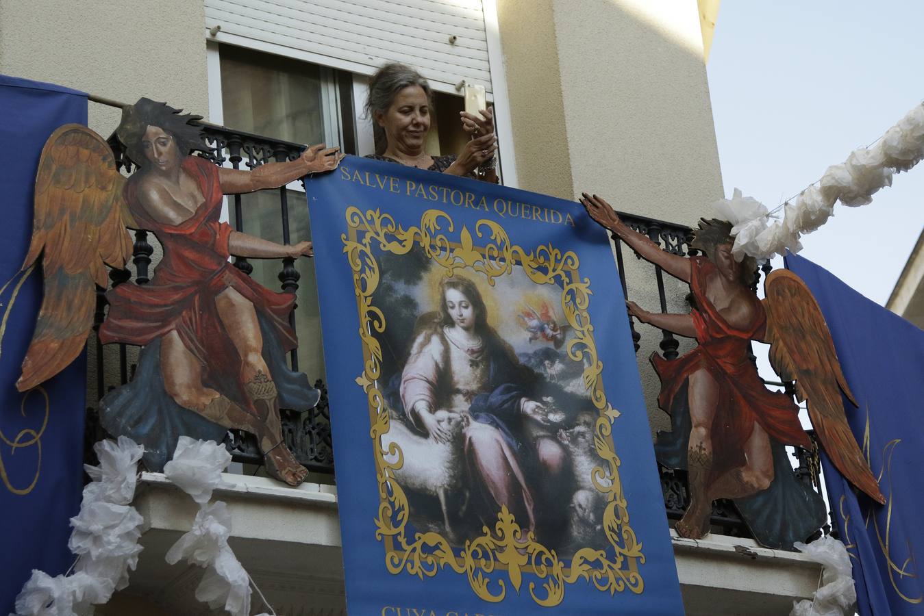 En imágenes: la Pastora de Santa Marina, por las calles de Sevilla