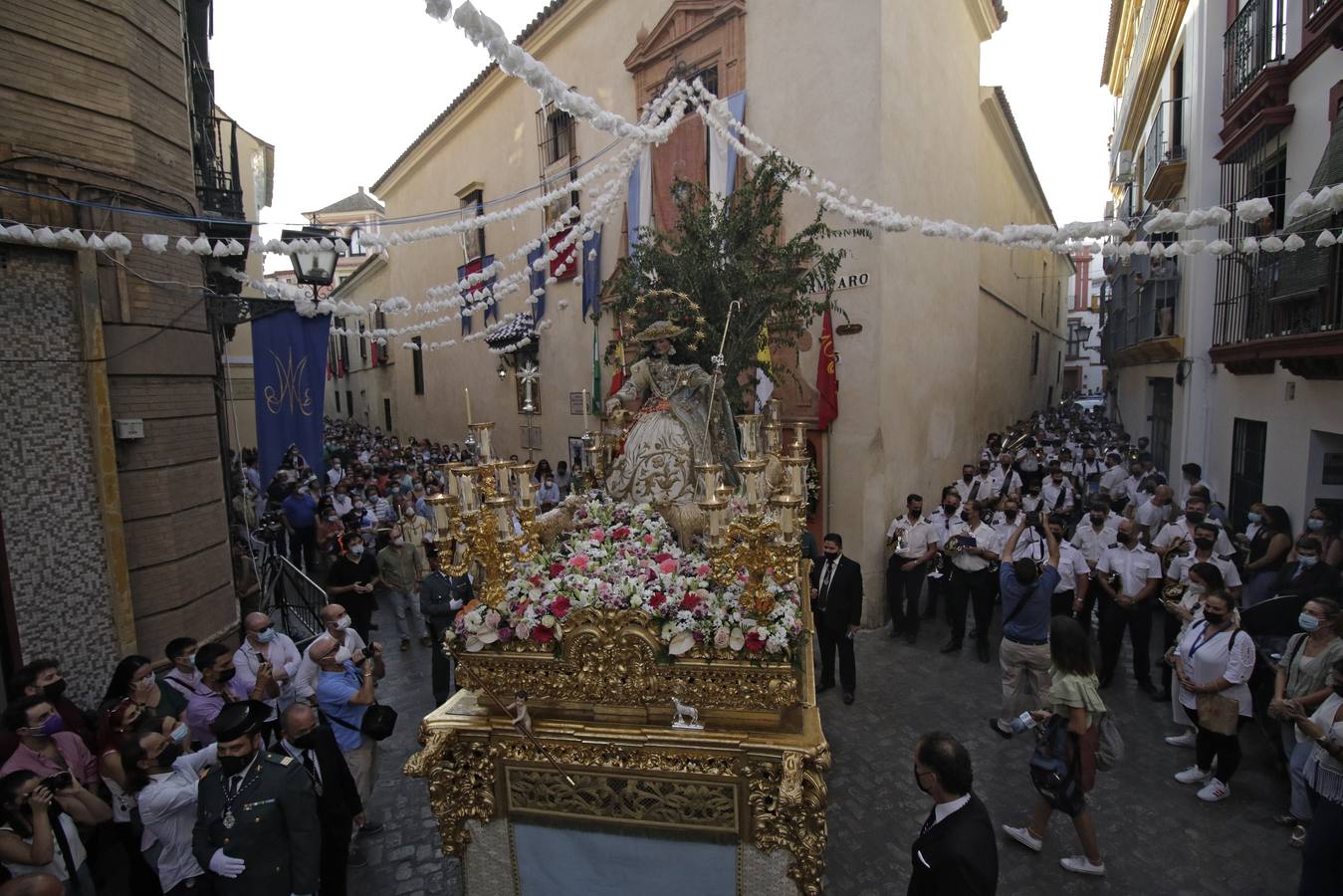 En imágenes: la Pastora de Santa Marina, por las calles de Sevilla