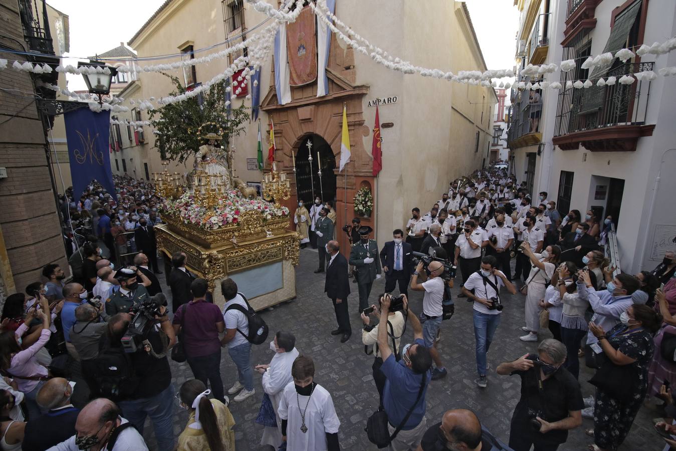 En imágenes: la Pastora de Santa Marina, por las calles de Sevilla