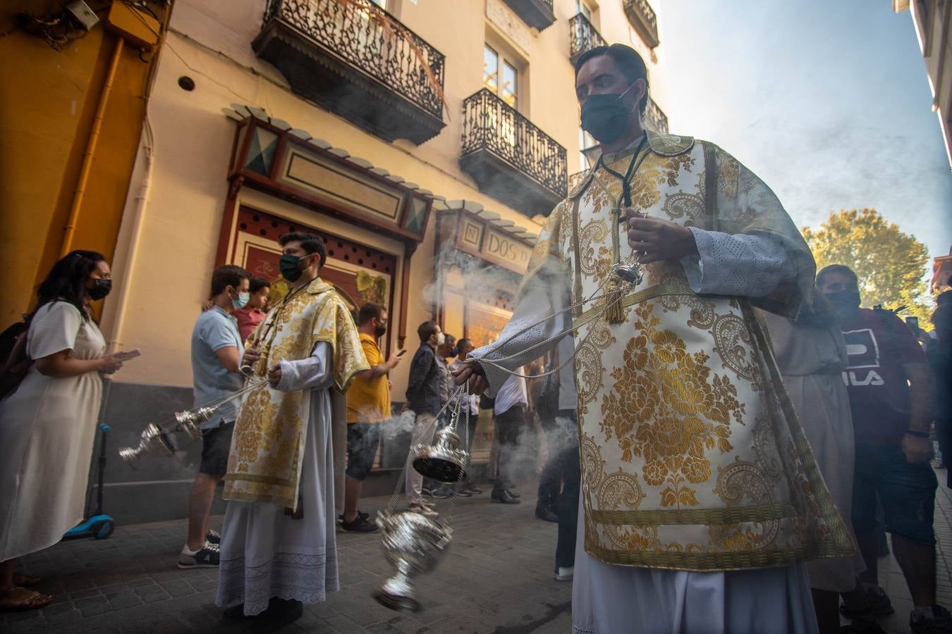 Numerosos cofrades se han asistido este domingo al Rosario de la Aurora de la Hermandad de la Vera Cruz