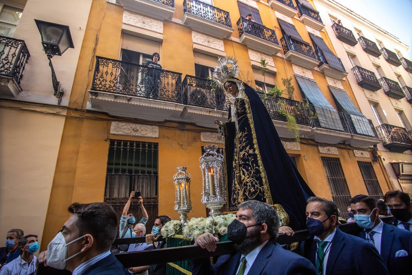 Numerosos cofrades se han asistido este domingo al Rosario de la Aurora de la Hermandad de la Vera Cruz