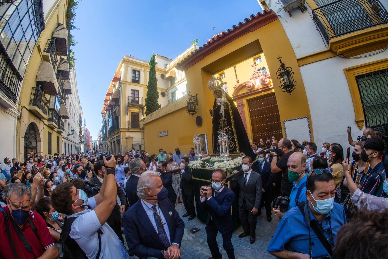 Numerosos cofrades se han asistido este domingo al Rosario de la Aurora de la Hermandad de la Vera Cruz