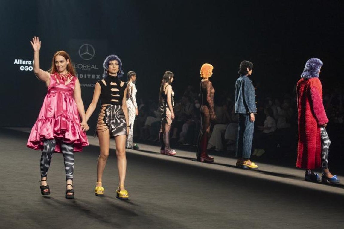 La diseñadora saluda tras el desfile. 