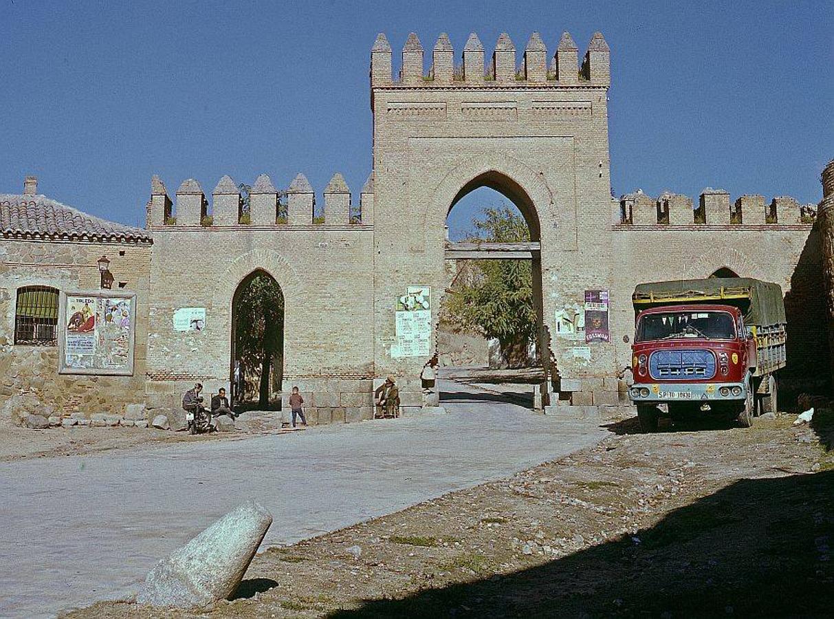 La puerta de Arbitrios fotografiada por el viajero sueco Åke Åstrand en un soleado día de noviembre de 1962, dos años antes de acordarse su derribo por parte del Ayuntamiento. Archivo Municipal de Toledo. 