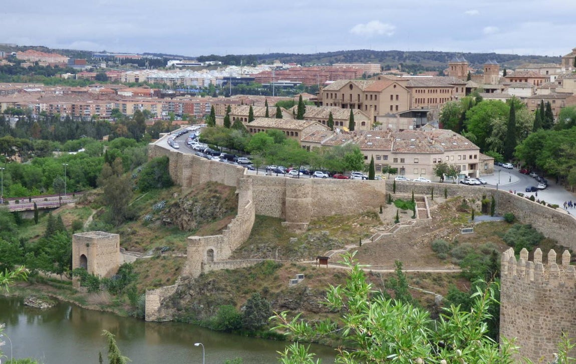 Conjunto defensivo sobre el baño de la Cava en 2015 y tramo final de la actual ronda de Recaredo que, en el siglo XVI, acogió el paseo de las Vistillas, un rastro y las carbonerías de propios junto al convento agustino. Este paraje sería elegido en el XIX para ubicar un matadero municipal. FOTO RAFAEL DEL CERRO. 