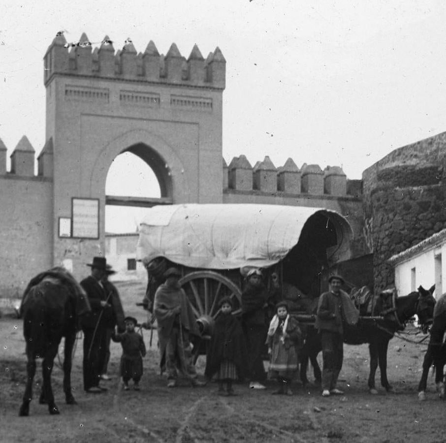 Grupo de trajinantes delante de la puerta de Arbitrios de San Martín en el primer tercio del siglo XX. Archivo Municipal de Toledo. 