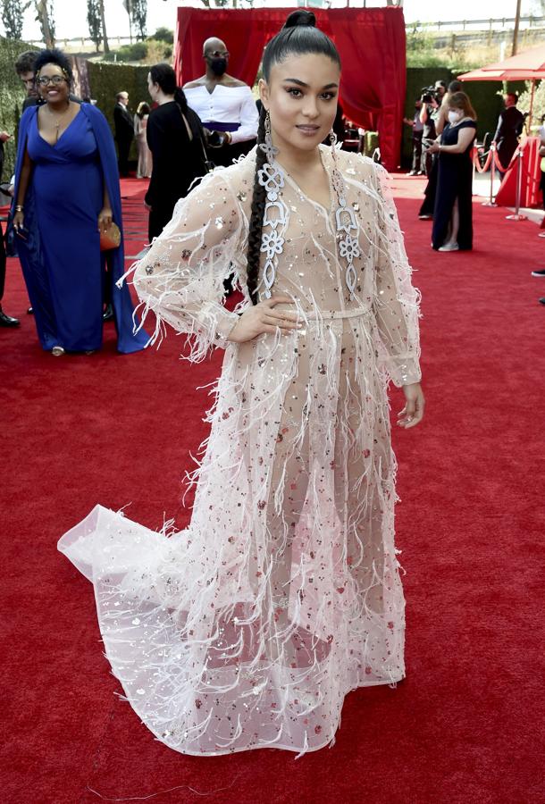 Devery Jacobs, en la alfombra roja de los Premios Emmy 2021. Con un original diseño con transparencias.