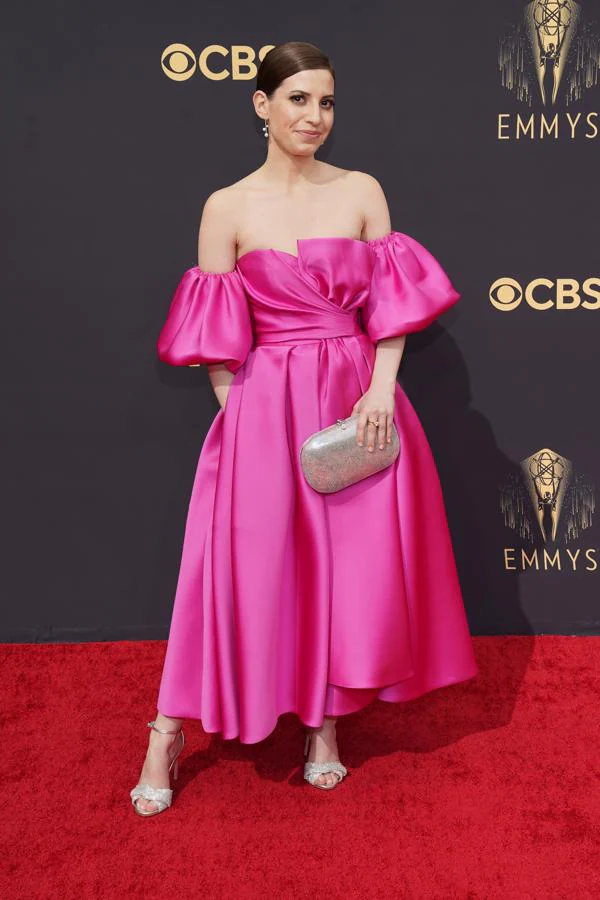 Eliana Kwartler, en la alfombra roja de los Premios Emmy 2021. La actriz puso un toque de color a la alfombra con un diseño fucsia de J. Mendel.