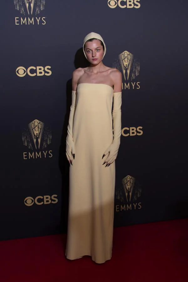 Emma Corrin, en la alfombra roja de los Premios Emmy 2021. Con un original estilismo de Miu Miu.