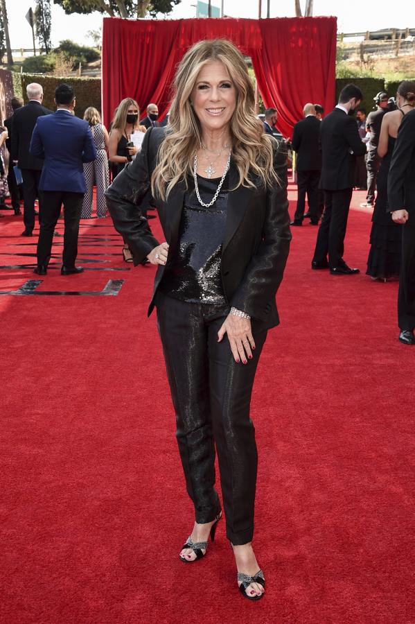 Rita Wilson, en la alfombra roja de los Premios Emmy 2021. La actriz y esposa de Tom Hanks se decantó por un traje negro plagado de lentejuelas de Tom Ford.