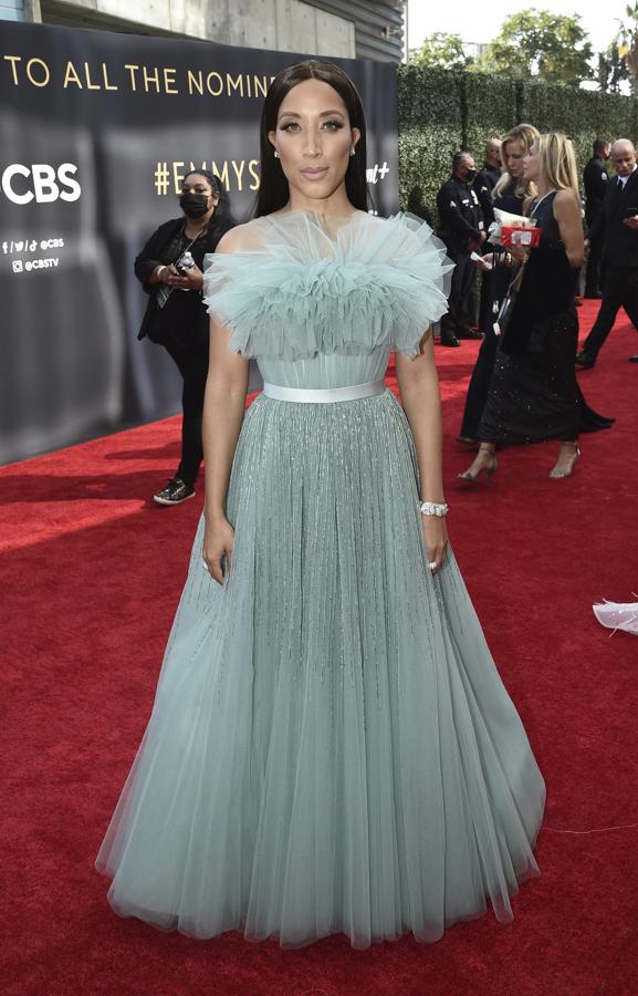 Robin Thede, en la alfombra roja de los Premios Emmy 2021. Con un diseño en tul y color gris perla.