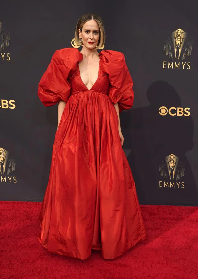 Sarah Paulson, en la alfombra roja de los Premios Emmy 2021. La actriz eligió para la ocasión un vestido de Carolina Herrera Primavera/Verano 2022.