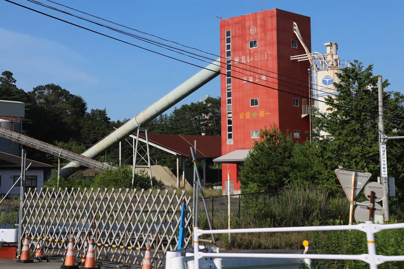 Tras una valla, una fábrica permanece abandonada desde 2011, cuando las fugas radiactivas de Fukushima obligaron a desalojar un radio de 20 kilómetros. 
