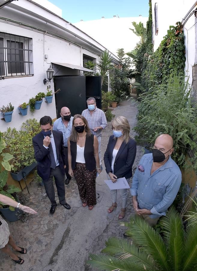 Visita al taller de los Hermanos Delgado de la portavoz de Cultura del Grupo Parlamentario Popular en el Congreso de los Diputados, Sol Cruz-Guzmán, la diputada en el Parlamento de Andalucía y portavoz de Cultura, Pilar Pintor, el secretario general del PP de Sevilla, Juan de la Rosa, y el presidente de la Asociación Gremial Sevillana de Arte Sacro, Francisco Carrera