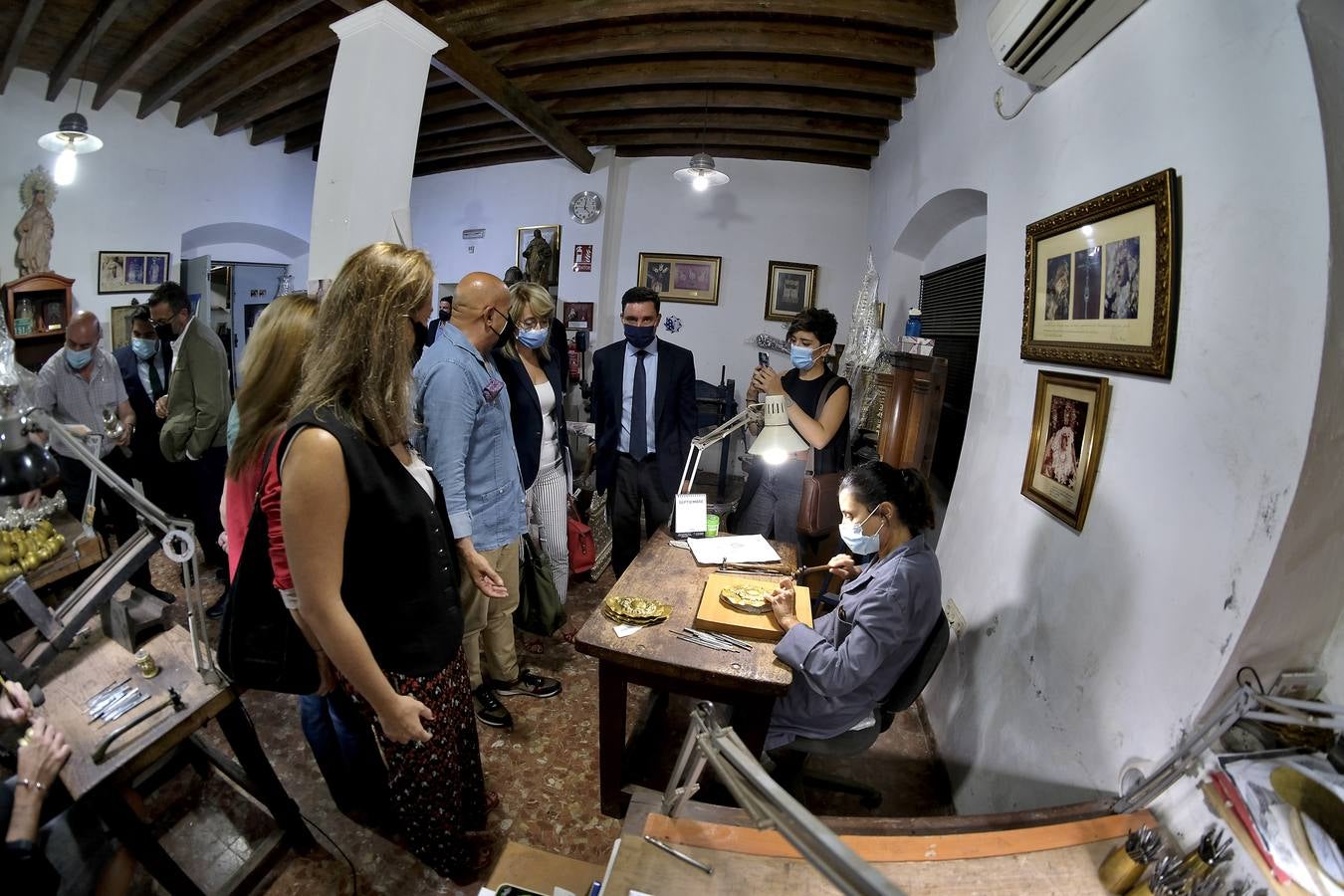 Visita al taller de los Hermanos Delgado de la portavoz de Cultura del Grupo Parlamentario Popular en el Congreso de los Diputados, Sol Cruz-Guzmán, la diputada en el Parlamento de Andalucía y portavoz de Cultura, Pilar Pintor, el secretario general del PP de Sevilla, Juan de la Rosa, y el presidente de la Asociación Gremial Sevillana de Arte Sacro, Francisco Carrera