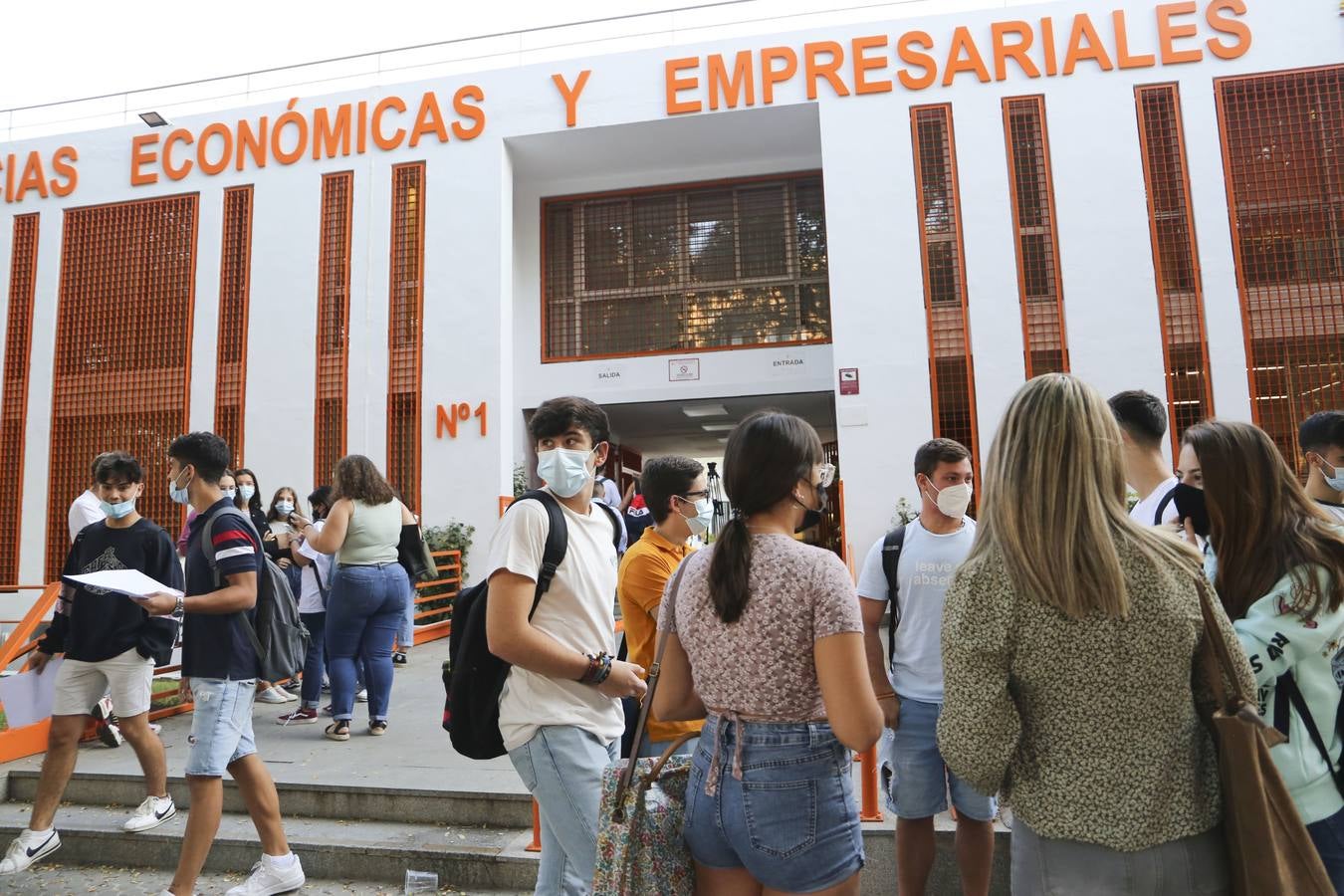 Los universitarios de Sevilla han vuelto a clase con normalidad para un nuevo curso