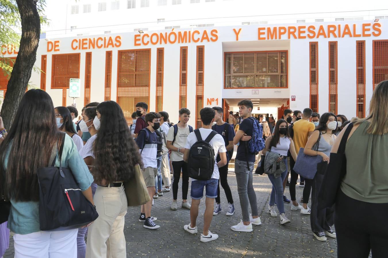 Vuelta presencial a la universidad en Sevilla: «De momento, nos olvidamos de las clases online»