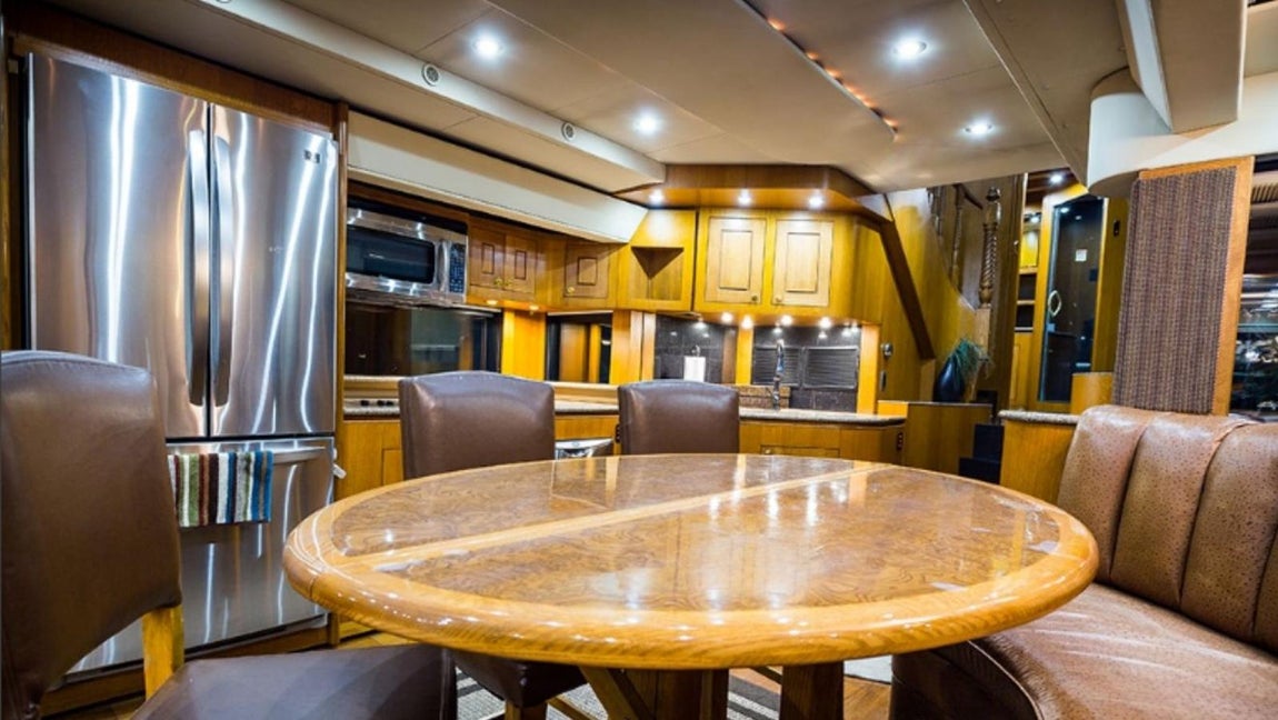 Así es la caravana de 2,5 millones de Will Smith. La cocina cuenta con un comedor muy amplio que nada tiene que envidiar a los de las casas reales.