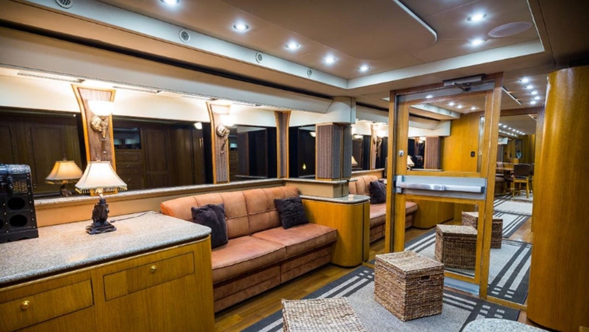 Así es la caravana de 2,5 millones de Will Smith. Cuenta también con otro salón, muy acogedor en el que no falta un gran espacio dedicado al almacenaje, muy práctico.