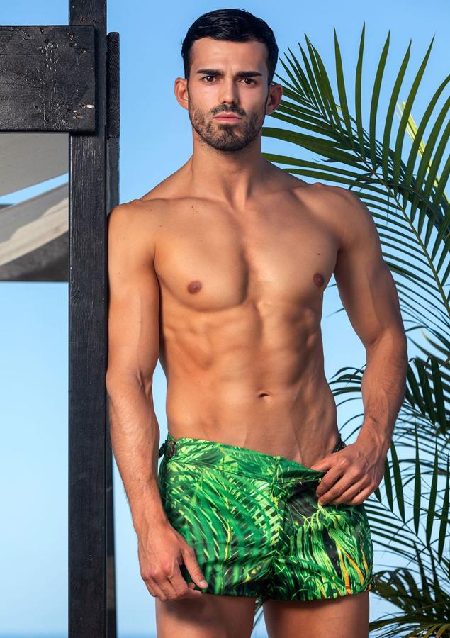 Gonzalo Tejado (Ciudad Real). Edad: 24 años.Altura: 1,87 mEstudios en curso y/o cursados: Magisterio Primaria de Educación Física y actualmente opositando para Policía Local.Hobbies: jugar al fútbol, montar en moto, las redes sociales, ir al gimnasio, leer, la moda, viajar y hacer planes con familia o amigos.