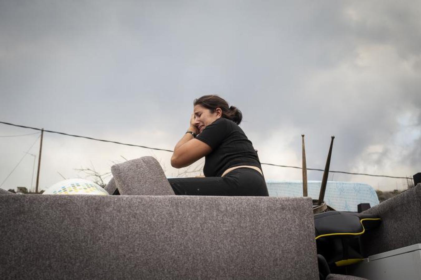 Una vecina de Todoque durante la evacuación. 