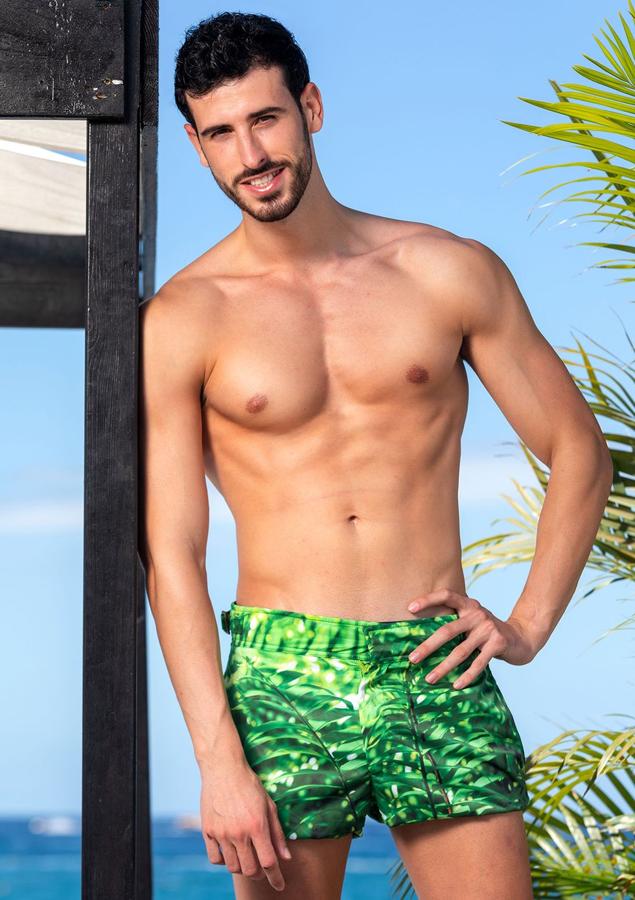 Rafael Ruiz (Girona). Edad: 24 años.Altura: 1,83 m.Estudios en curso y/o cursados: ESO, grado medio de administración de empresas y actualmente autónomo de mi propia empresa.Hobbies: me encanta ver futbol y practicarlo, viajar y conocer culturas y compartir tiempo con mi familia y amigos.