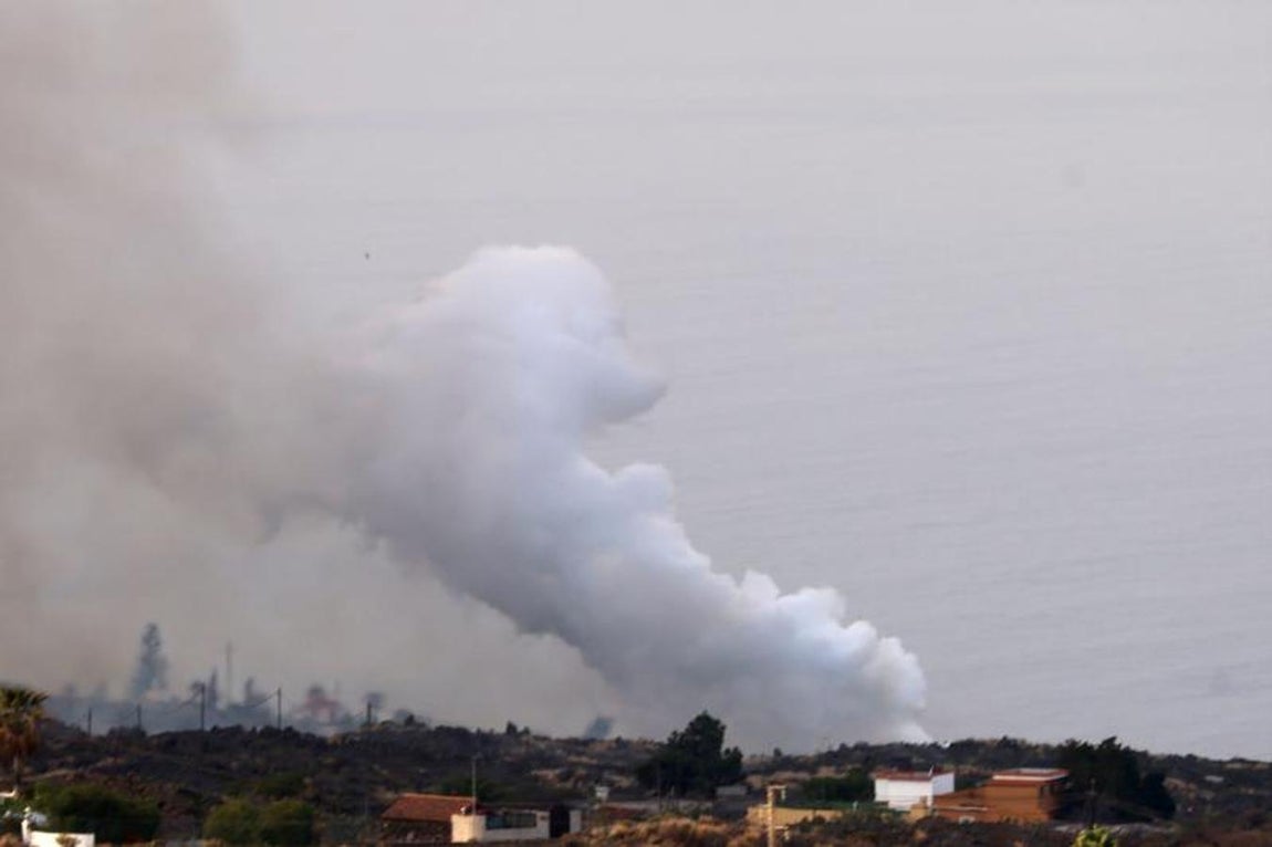 La columna de humo desde el Cumbre Vieja no cesa. 