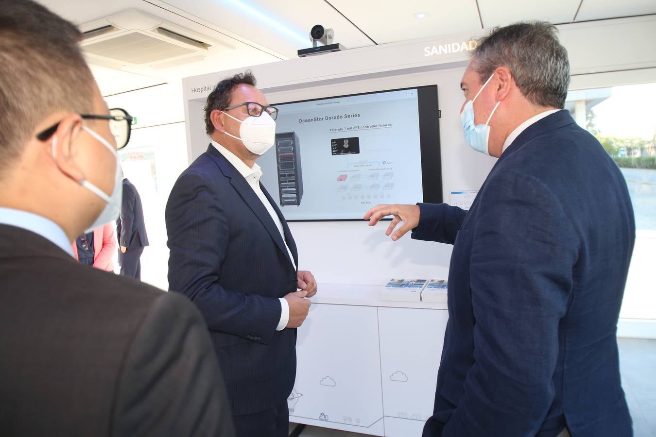 Visita del alcalde de Sevilla, Juan Espadas, al centro de demostraciones tecnológico 'Huawei Enterprise Roadshow 2021'