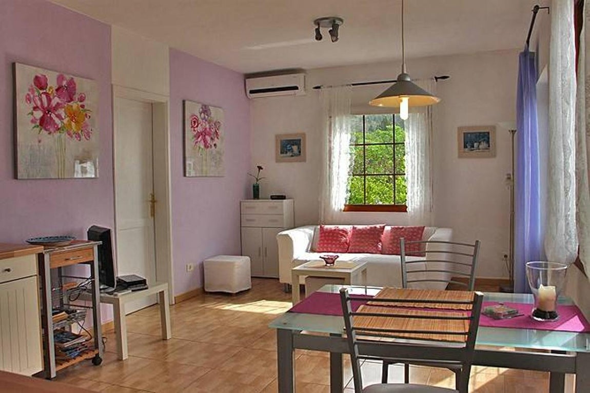 La Casita Estrellada era una casa de nueva construcción con un amplio y luminoso salón con comedor y una gran cocina integrada, un dormitorio separado y un baño. 