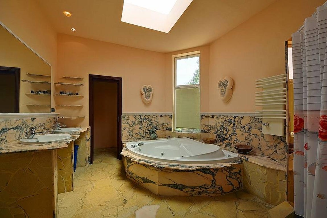 Villa Casablanca contaba con piscina, cocina abierta, mesa de comedor y una gran sala de estar con chimenea. 