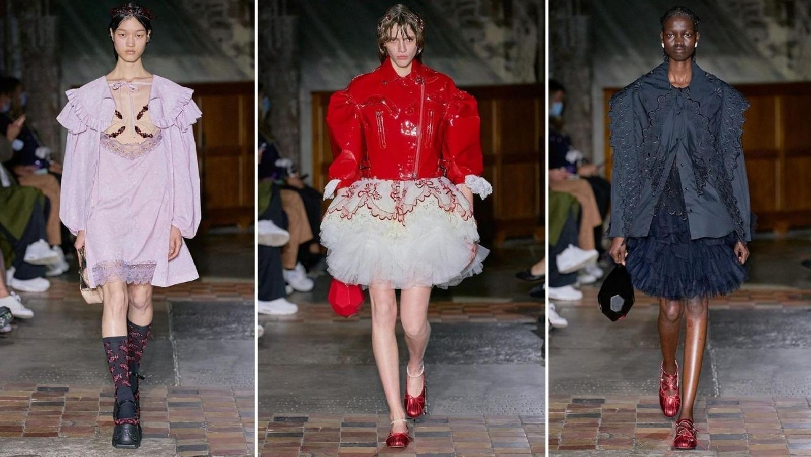 Simone Rocha - LFW primavera-verano 2022. Sus volúmenes y colecciones de aire renacentista son ya todo un clásico y en esta ocasión no iba a ser menos. Se han visto minivestidos y faldas en formato 'mini', aunque cargados de volumen. Como siempre, gran cantidad de bordados, cuellos XXL y muchos volantes.