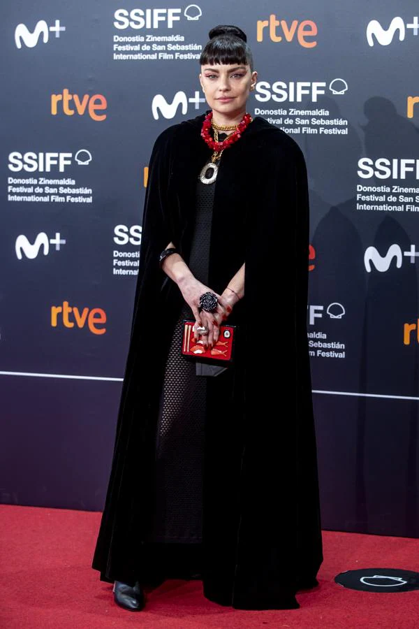 Dolores Fonzi. La actriz, compañera de reparto de Valverde en 'Distancia de rescate', optó por un sobrio estilismo con capa negra, para desfilar por la alfombra del Festival de cine de San Sebastián.