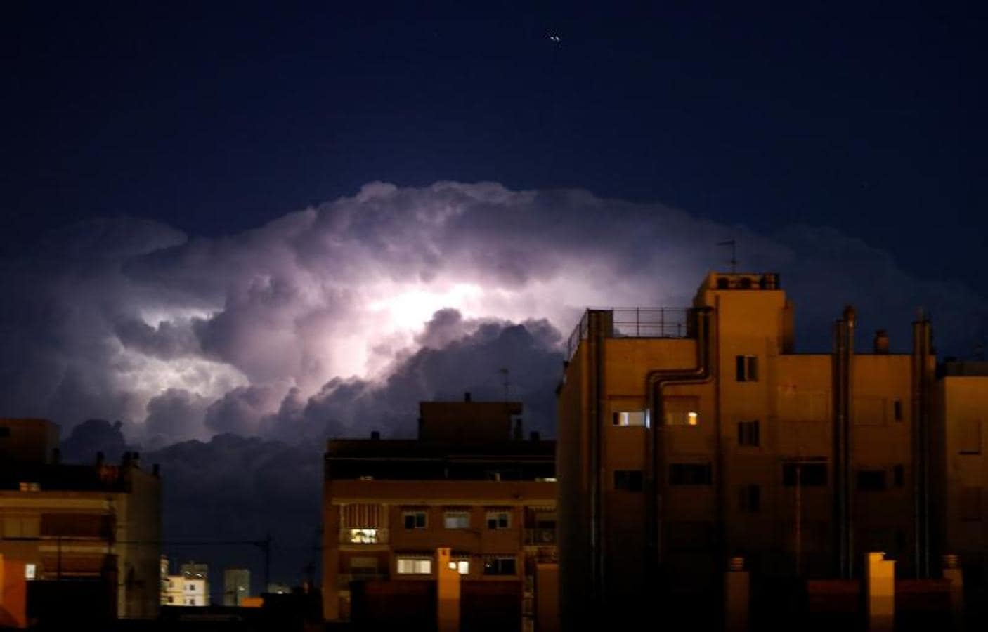 Los rayos y la luna llena iluminaron el frente de nubes de la DANA en su llegada a la provincia de Alicante. 