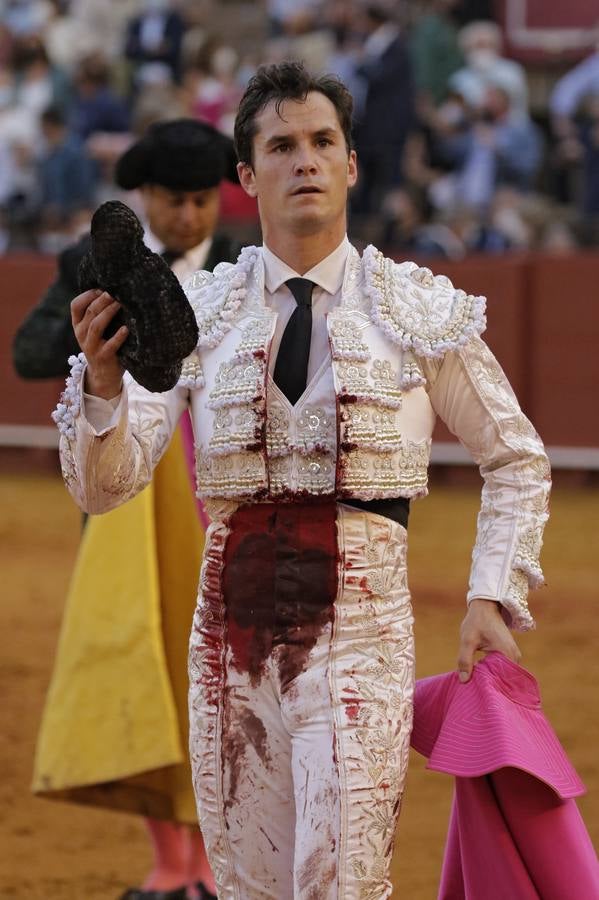 Daniel Luque, de blanco y plata en la Maestranza