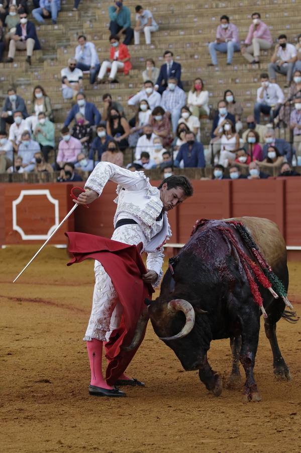 Daniel Luque, de blanco y plata en la Maestranza