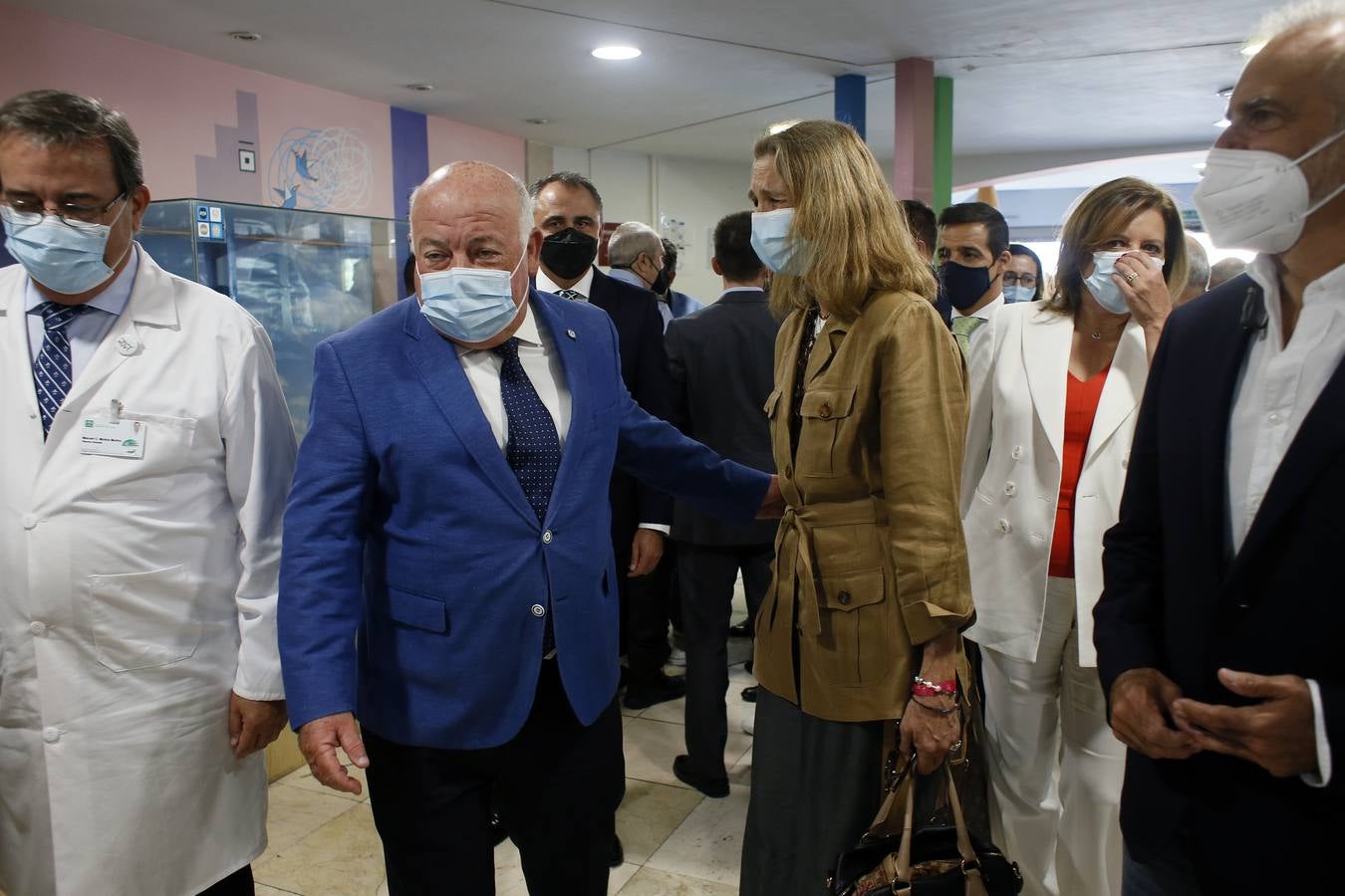 La Infanta Elena durante su visita a la planta de oncohematología pediátrica del hospital Virgen del Rocío