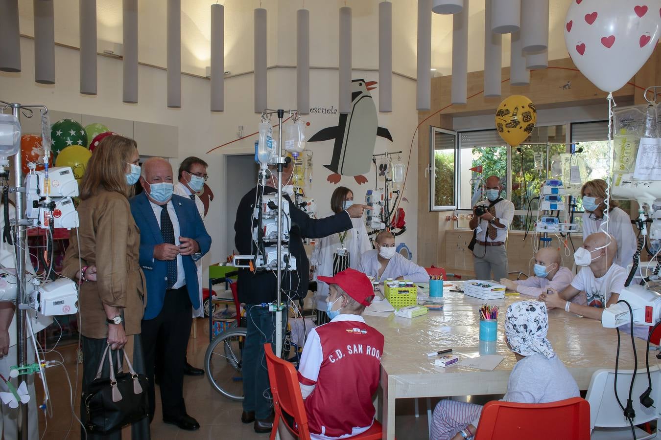 La Infanta Elena durante su visita a la planta de oncohematología pediátrica del hospital Virgen del Rocío