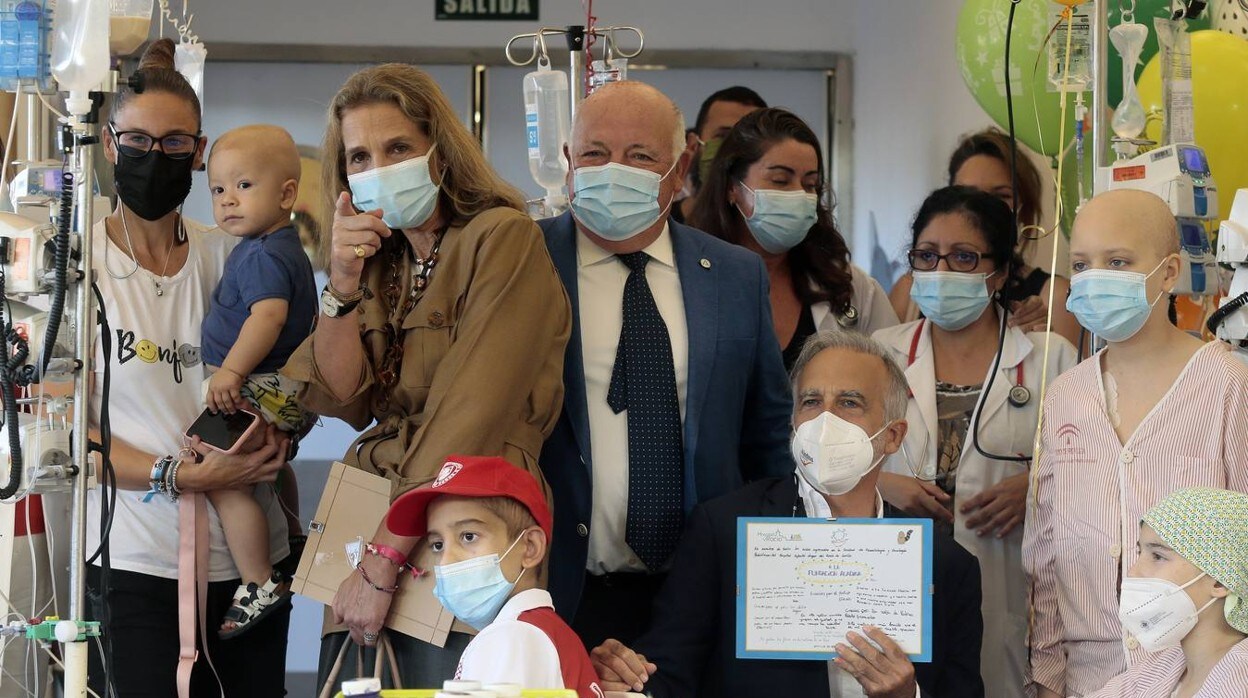 Las imágenes de la visita de la Infanta Elena  a los niños del hospital Virgen del Rocío