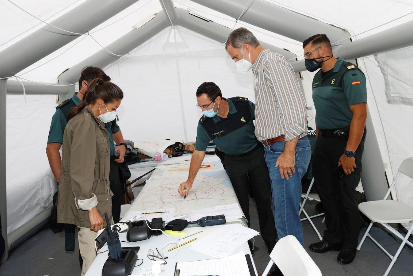 El rey Felipe y la reina Letizia conversan con agentes de la Guardia Civil en el centro de mando durante su visita a la isla de la Palma para seguir conocer las zonas afectadas tras la erupción del volcán. 