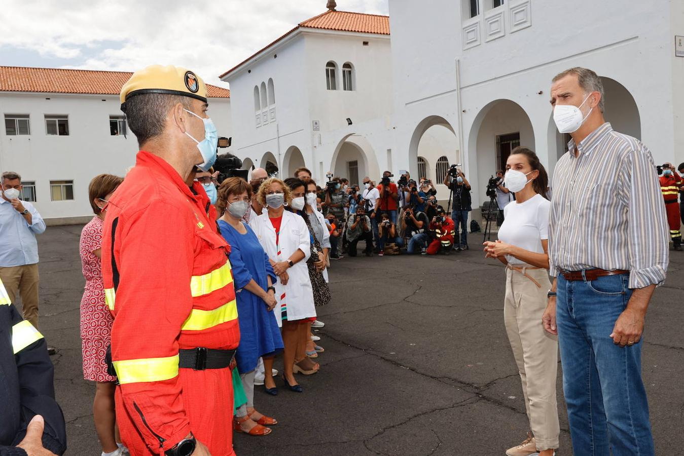 El rey Felipe VI y la reina Letizia conversan con miembros de la Unidad Militar de Emergencias (UME) durante una visita a las personas desplazadas de sus hogares por la erupción volcánica en el cuartel de El Fuerte en Breña Baja en la isla canaria de La Palma. 