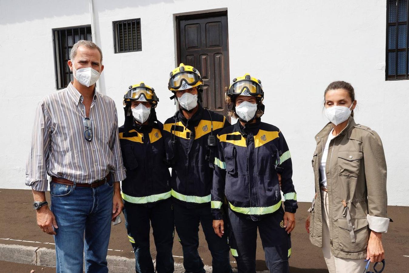 El rey Felipe y la reina Letizia posan con un grupo de trabajadores durante su visita a la isla de la Palma para seguir conocer las zonas afectadas tras la erupción del volcán. 