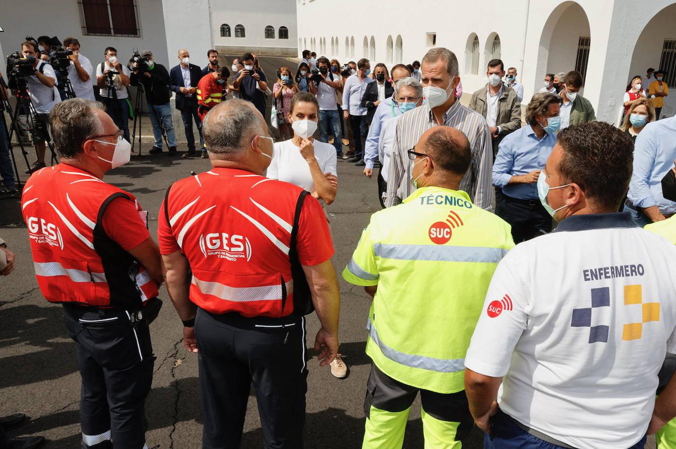 El rey Felipe VI y la reina Letizia hablan con varios miembros de los servicios de emergencia durante una visita a las personas desplazadas de sus hogares por la erupción volcánica en el cuartel de El Fuerte en Breña Baja en la isla canaria de La Palma. 